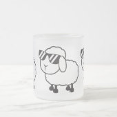 Weiße Schafe im Sonnenbrille-Cartoon Mattglastasse (Mittel)