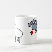 Weiße Schafe zwei niedliche Lämmer mit roten Kaffeetasse (Mittel)