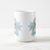 Weiße Schafhirte in den Schneeflocken Kaffeetasse (Mittel)