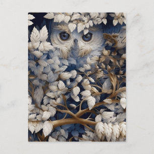 Weiße Schale versteckt sich im Wald Postkarte