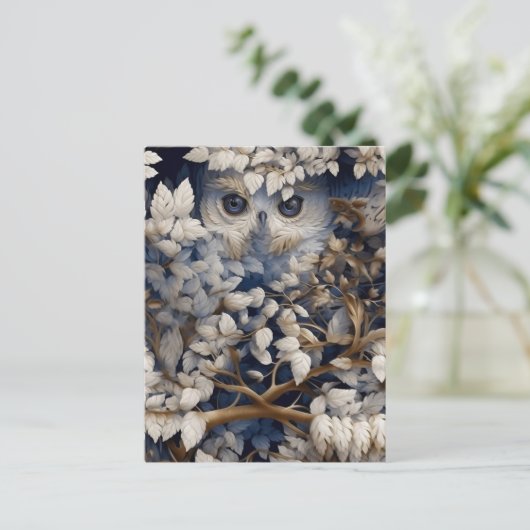 Weiße Schale versteckt sich im Wald Postkarte (Stehend Vorderseite)