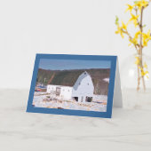 Weiße Scheune im Schnee auf dem "nationalen Pike " Karte (Gelbe Blume)