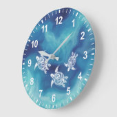 Weiße Schildkröten im Wasser des blauen Ozeans Große Wanduhr (Winkel)