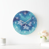 Weiße Schildkröten im Wasser des blauen Ozeans Große Wanduhr (Zuhause)