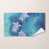 Weiße Schildkröten im Wasser des blauen Ozeans Handtuch (Handtuch)