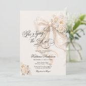 Weiße Schleife Sie heiratet Hochzeitsdusche Einladung (Stehend Vorderseite)
