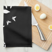 Weiße Schmetterlinge auf Schwarzem Handtuch (Viertel Falte)