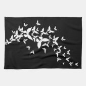 Weiße Schmetterlinge auf Schwarzem Handtuch (Horizontal)