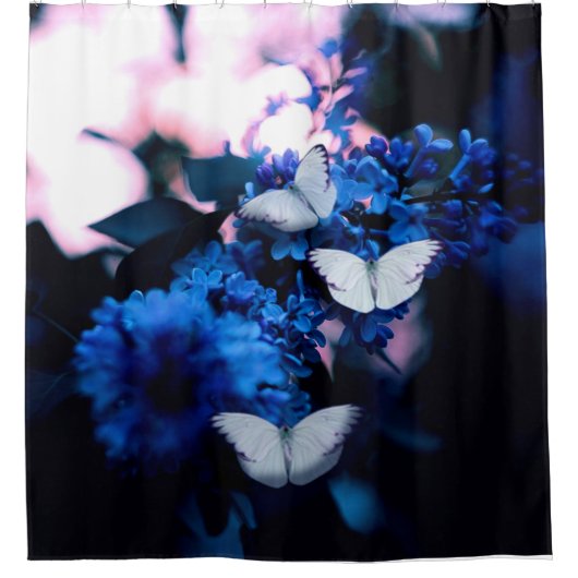 Weiße Schmetterlinge Blaue Blumen, Schmetterling Duschvorhang (Vorderseite)