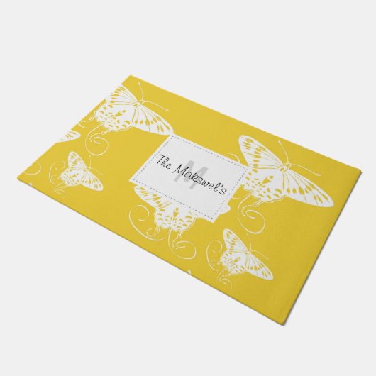 Weiße Schmetterlinge Hellgelber Hintergrund Fußmatte (Schrägansicht)