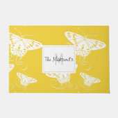 Weiße Schmetterlinge Hellgelber Hintergrund Fußmatte (Vorderseite)