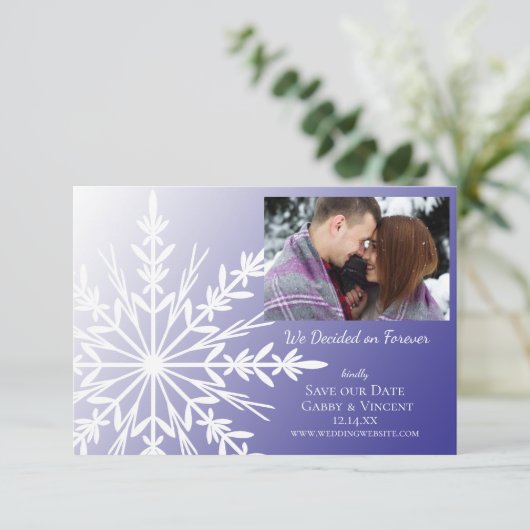 Weiße Schneeflocke auf Lila Winterhochzeit Save The Date (Stehend Vorderseite)