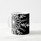 Weiße Schneeflocke auf Schwarz-Happy Holidays Kaffeetasse (Vorderseite Links)