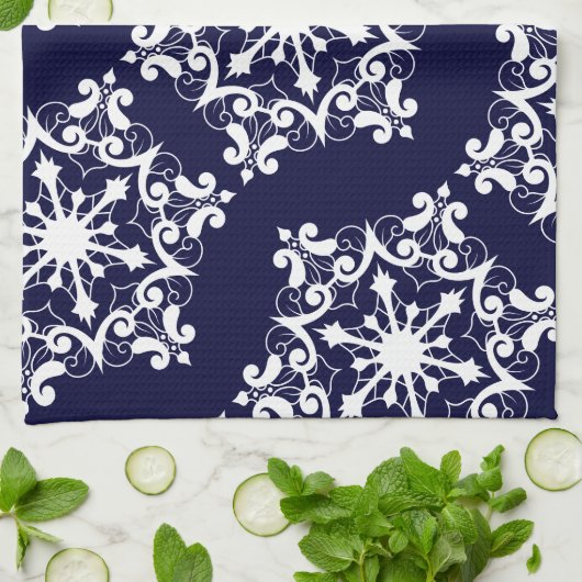 Weiße Schneeflocke in dunkelblau Geschirrtuch (Gefaltet)