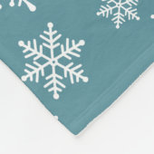 Weiße Schneeflocken auf Aquamarinem Fleece Blanket (Ecke)