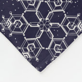Weiße Schneeflocken auf blau Fleecedecke (Ecke)