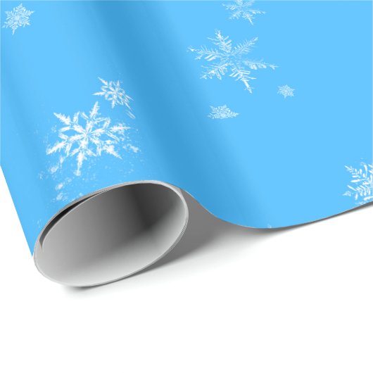 Weiße Schneeflocken auf blau Geschenkpapier (Rolleneckpunkt)