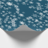 Weiße Schneeflocken auf blau Geschenkpapier (Ecke)