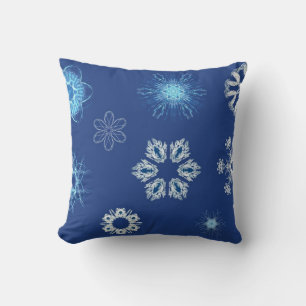 Weiße Schneeflocken auf Blau Kissen