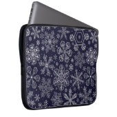 Weiße Schneeflocken auf blau Laptopschutzhülle (Vorne Rechts)
