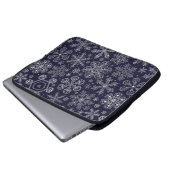 Weiße Schneeflocken auf blau Laptopschutzhülle (Vorne Knopf)