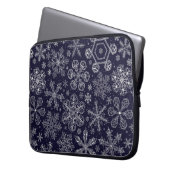 Weiße Schneeflocken auf blau Laptopschutzhülle (Vorderseite Links)