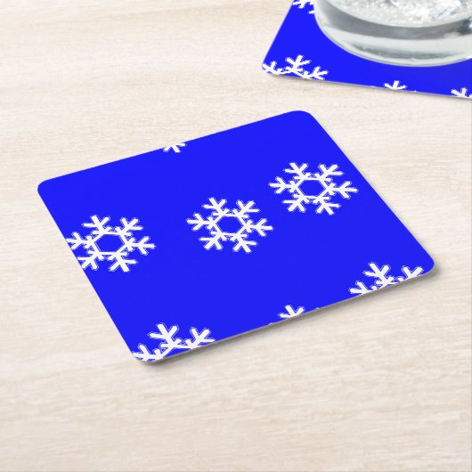 Weiße Schneeflocken auf blau Rechteckiger Pappuntersetzer (angewinkelt)