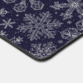 Weiße Schneeflocken auf blau Schreibtischunterlage (Ecke)