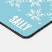 Weiße Schneeflocken auf blau Schreibtischunterlage (Ecke)