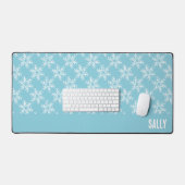 Weiße Schneeflocken auf blau Schreibtischunterlage (Tastatur & Maus)