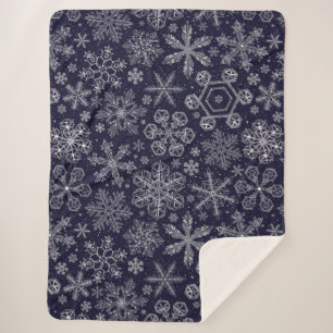 Weiße Schneeflocken auf blau Sherpadecke