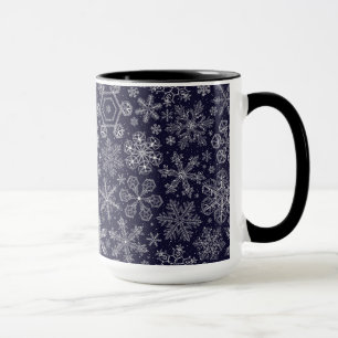 Weiße Schneeflocken auf blau Tasse