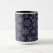 Weiße Schneeflocken auf blau Tasse (Zentrum)
