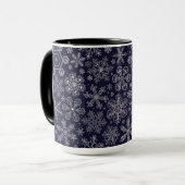 Weiße Schneeflocken auf blau Tasse (Vorderseite Links)