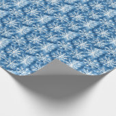 Weiße Schneeflocken auf Blauem Fleck Geschenkpapier (Ecke)
