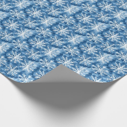 Weiße Schneeflocken auf Blauem Fleck Geschenkpapier (Ecke)