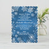 Weiße Schneeflocken auf blauem Weihnachtsgebirge - Einladung (Stehend Vorderseite)