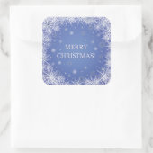 Weiße Schneeflocken auf Blue Background Weihnachte Quadratischer Aufkleber (Tasche)