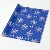 Weiße Schneeflocken auf Blue Christmas Geschenkpapier (Ungerollt)