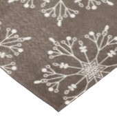 Weiße Schneeflocken auf braunem Tablett Tischdecke (Schrägansicht)
