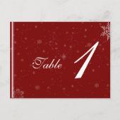 Weiße Schneeflocken auf Cranberry Wedding Tischnum Postkarte (Vorderseite)