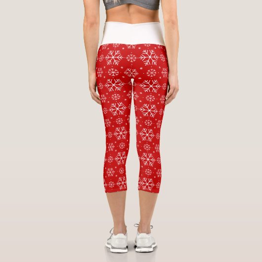 Weiße Schneeflocken auf dem Roten Hintergrund Weih Capri Leggings (Rückseite)