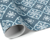 Weiße Schneeflocken auf dunkelblau Geschenkpapier (Rolleneckpunkt)