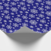 Weiße Schneeflocken auf einem Royal Blue Backgroun Geschenkpapier (Ecke)