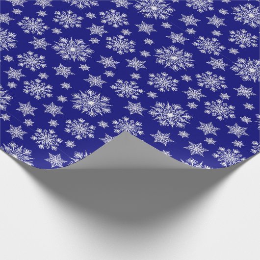 Weiße Schneeflocken auf einem Royal Blue Backgroun Geschenkpapier (Ecke)