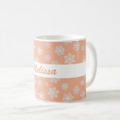 Weiße Schneeflocken auf einer Peach Background Kaf Kaffeetasse (VorderseiteRechts)