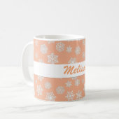 Weiße Schneeflocken auf einer Peach Background Kaf Kaffeetasse (Vorderseite Links)