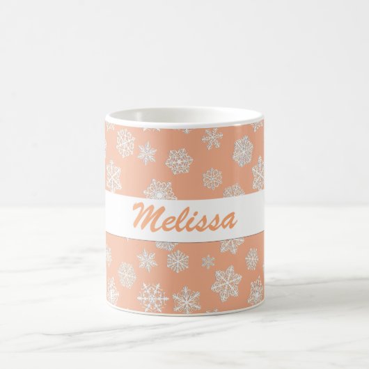 Weiße Schneeflocken auf einer Peach Background Kaf Kaffeetasse (Mittel)