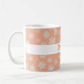Weiße Schneeflocken auf einer Peach Background Kaf Kaffeetasse (Links)