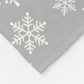 Weiße Schneeflocken auf grauem Fleece Blanket (Ecke)